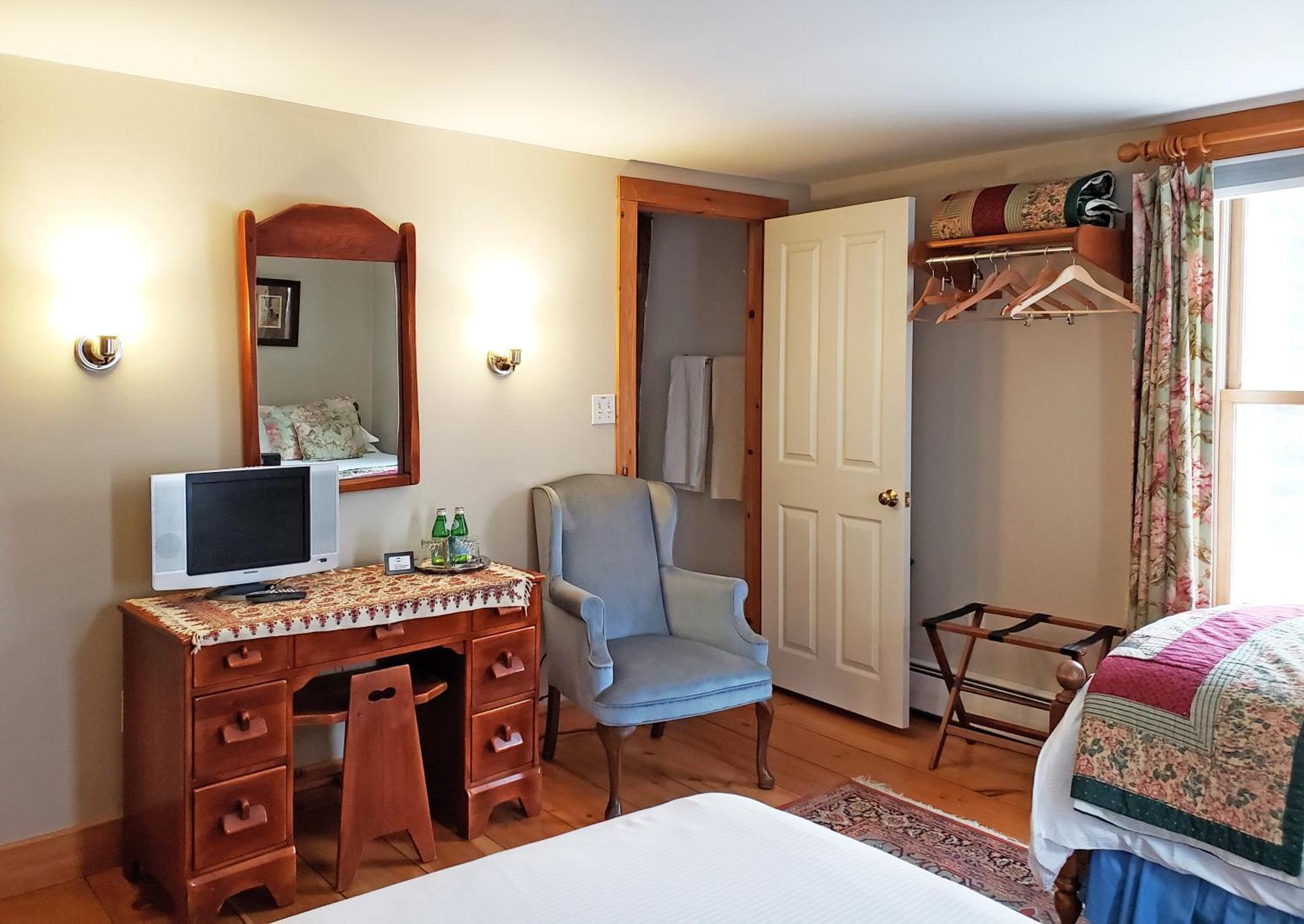 Highland Lake Inn Andover Ruang foto