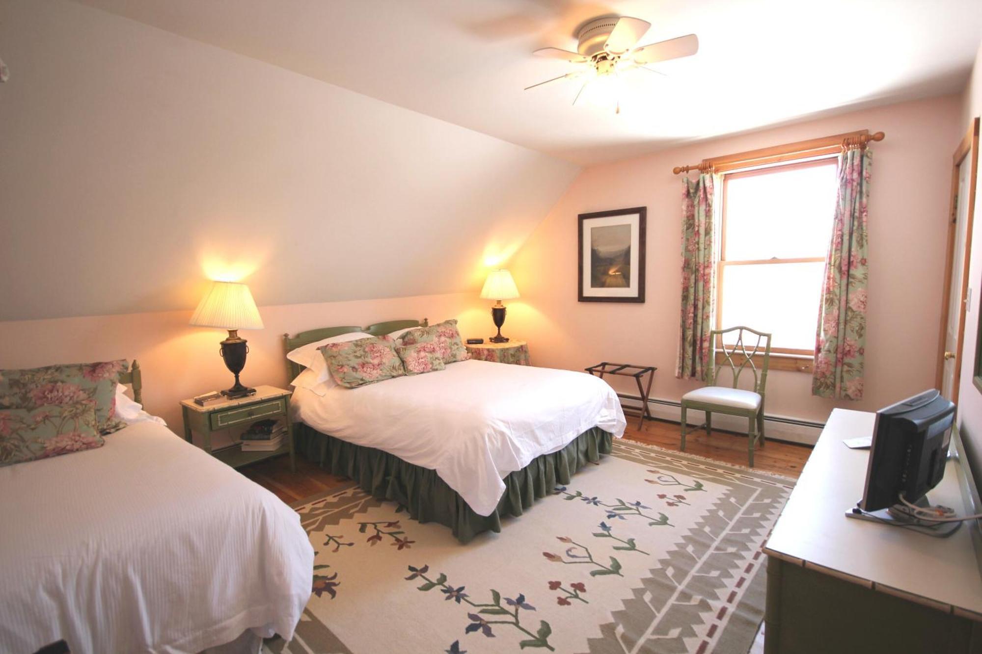 Highland Lake Inn Andover Ruang foto
