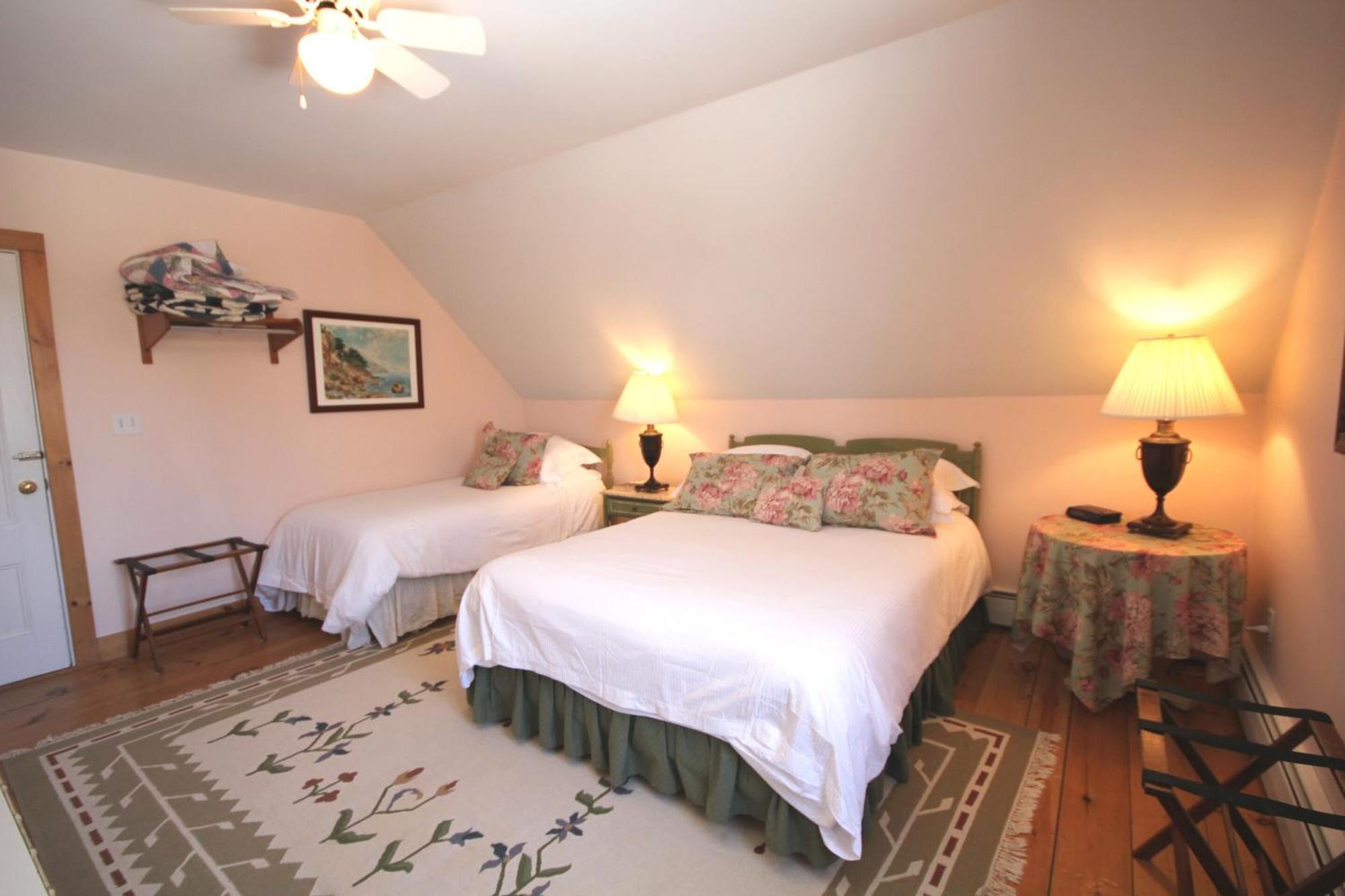 Highland Lake Inn Andover Ruang foto