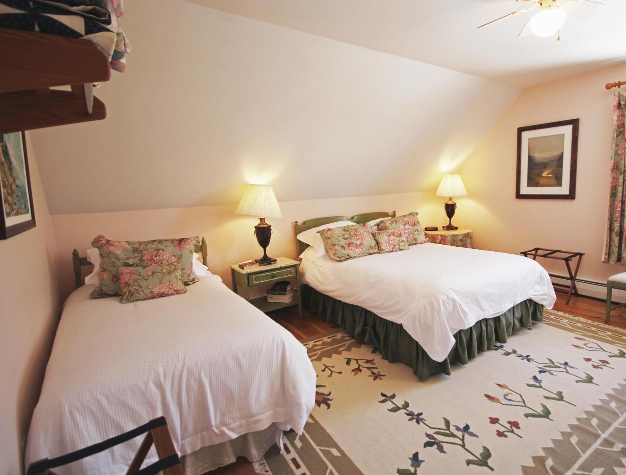 Highland Lake Inn Andover Ruang foto
